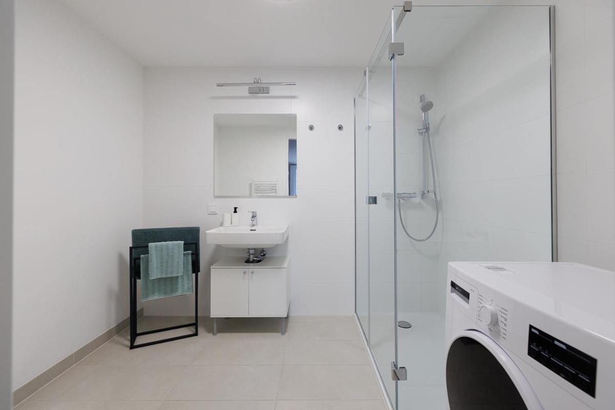Lovely Apartment In Marina Tower - 10Min To City Center Wina Bagian luar foto