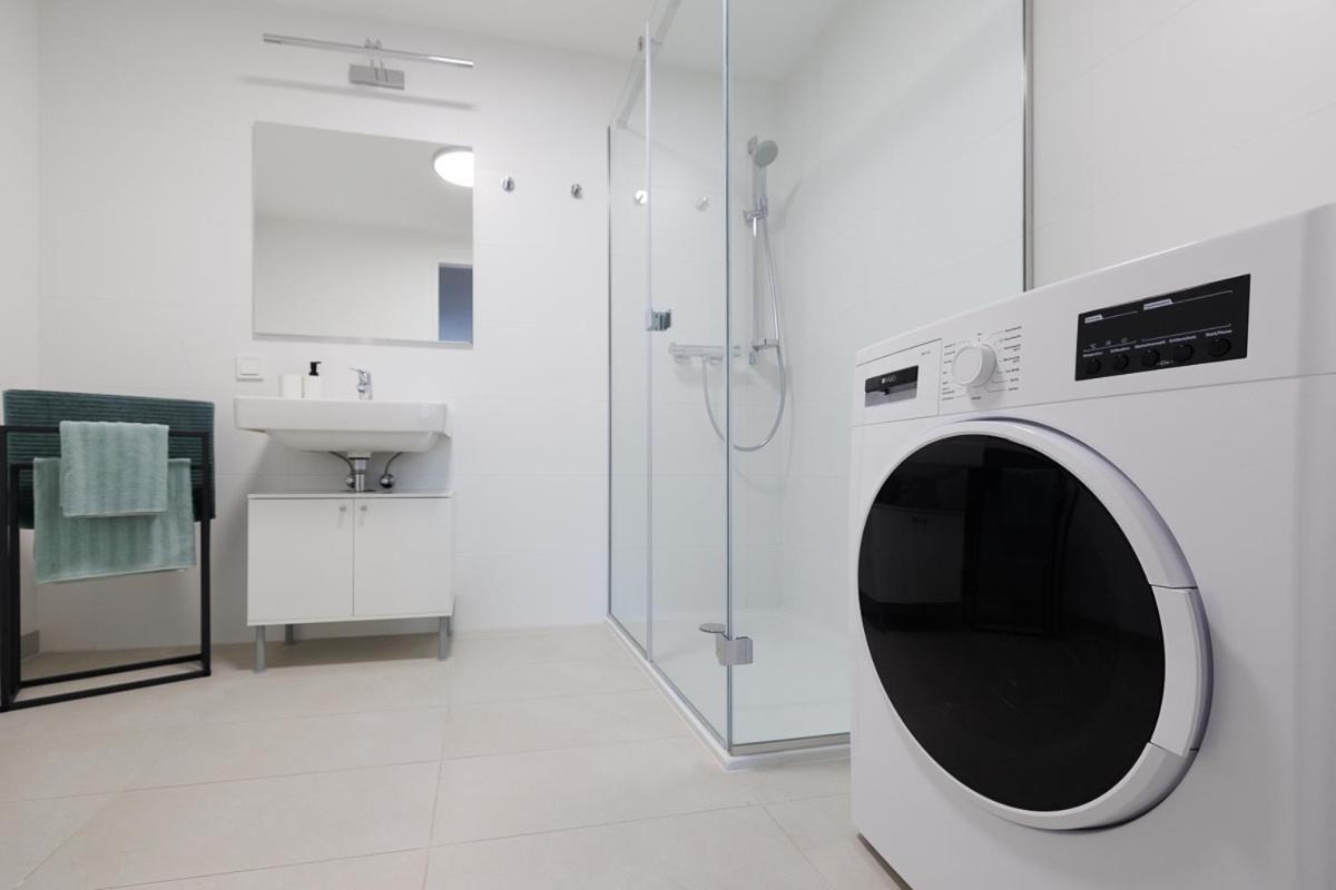 Lovely Apartment In Marina Tower - 10Min To City Center Wina Bagian luar foto
